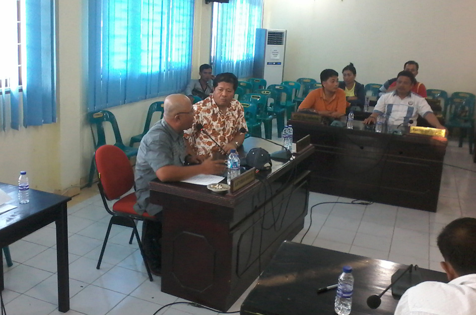 Kepala DP2KAD, Hadisem Lase, saat menjabarkan alasan -alasan tertundaknya pembayaran gaji pns di Nisel, semua tampak yg ada di ruangan sidang terpelengo mendengar./Foto: Edi Zebua