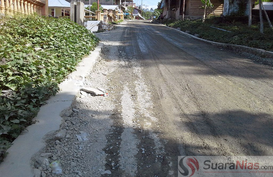 Kontraktor proyek pembangunan pengerasan jalan dari jalan propinsi menuju Desa Siana'a Kecamatan Mandehe tidak memasang papan informasi proyek/Foto: Edi Zebua