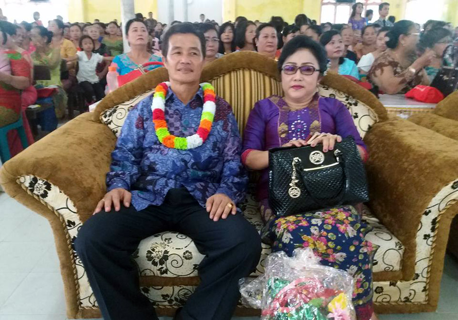 Wakil Bupati Nias Utara Haogosochi Hulu dan istri mengikuti kebaktian di Gereja BNKP Resort 28 Alasa / Foto: FB/Istimewa
