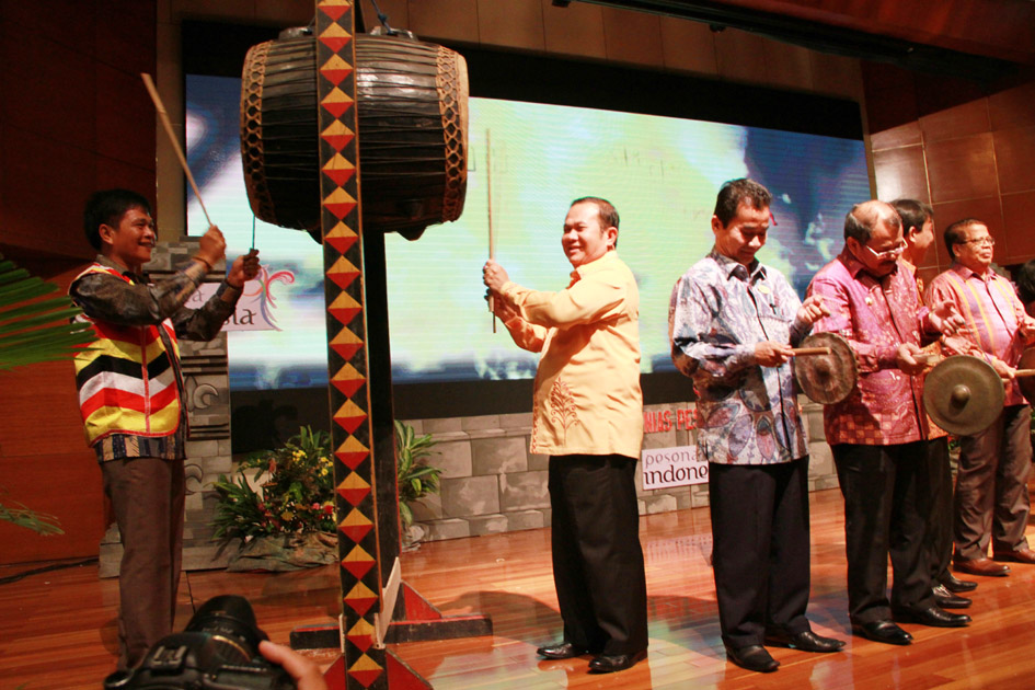 Lima kepada daerah Kepulauan Nias memainkan alat musik tradisional pada puncak acara launching "Nias Pesona Pulau Impian" di Jakarta / Foto: Seti