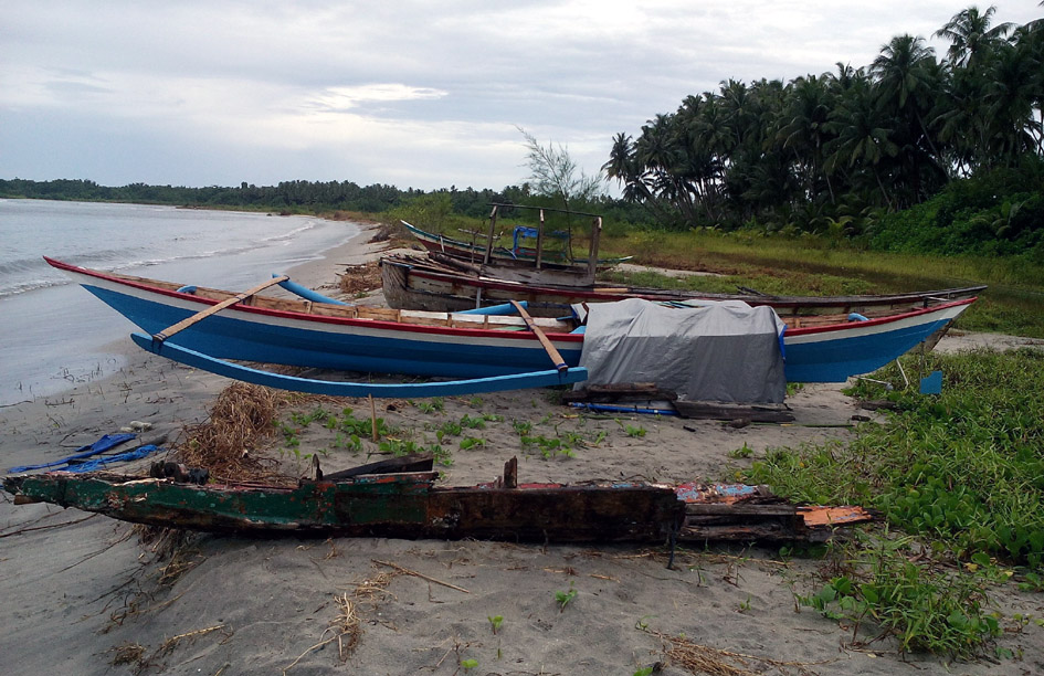Para nelayan di Kecamatan Afulu memilih tidak melaut karena gelombang tinggi | Foto: Candra Nazara