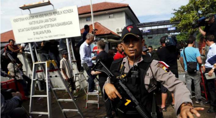 Suasana di pelabuhan kecil untuk menuju Pulau Nusa Kambangan, Cilacap, Jateng, April 2015 lalu  | Foto: Reuters