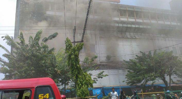 Aksara Plaza Medan yang terbakar terlihat dari Jalan HM Yamin | Foto: Ingot Simangunsong