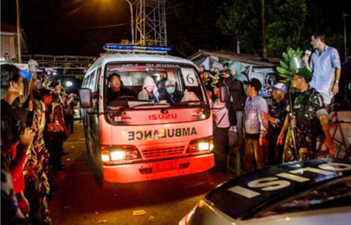Ambulans yang mengangkut jenazah Freddy Budiman | Foto: Getty Images