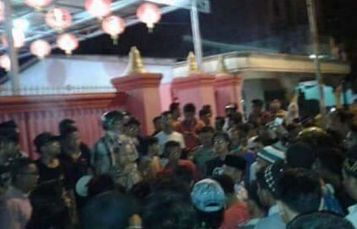 Aparat sedang menenangkan massa | Foto: FB 