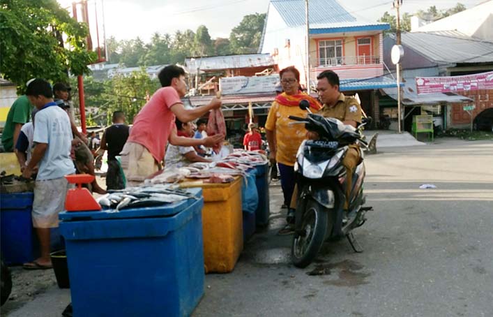 Aktivitas jual beli ikan di kawasan Simpang Lima, Telukdalam | Foto: Wilson Loi 