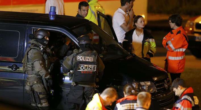 Pasukan khusus Kepolisian berdiri di dekat mobil yang berada di lokasi penembakan di Munich | Foto: Reuters