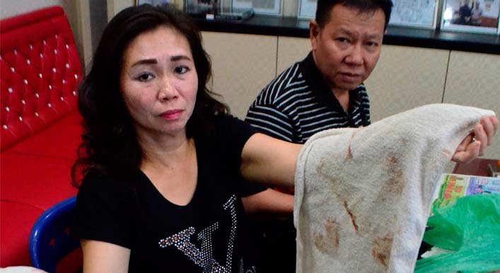 Tan Po Pau menunjukkan handuk putih yang dipenuhi bercak darah yang lengket setiap Johny batuk, setelah mendapat penyiksaan dari komplotan ES | Foto: Ingot Simangunsong
