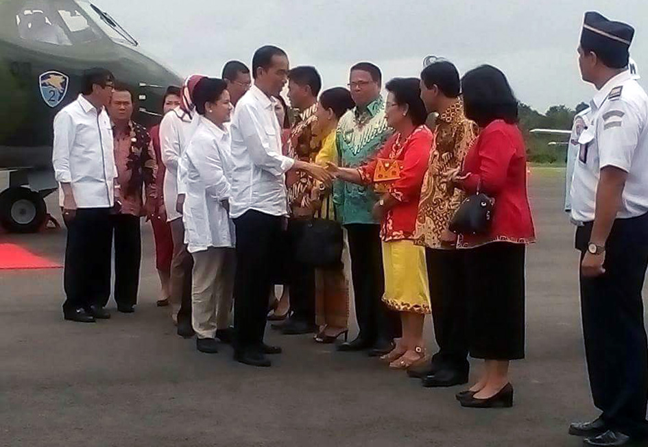 Presiden Joko Widodo tiba di Bandara Binaka Gunungsitoli | Foto: FB