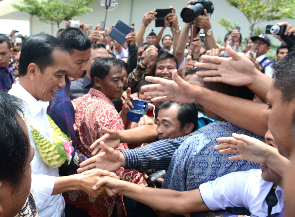 Warga berebut menjabat tangan Presiden Joko Widodo di Gunungsitoli | Foto: Setneg