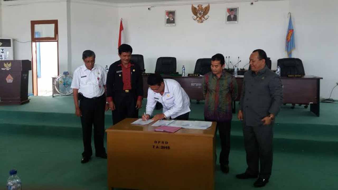 Penandatanganan Nota Kesepakatan RPJMD Kabupaten Nias Barat (Foto: Eze)