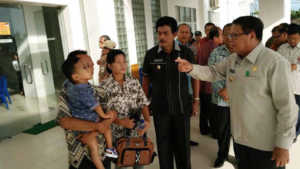 Bupati dan Wakil Bupati Nias Barat beserta seluruh jajarannya membantu meringankan beban biaya pentgobatan (Foto: Eksaudin Zebua)