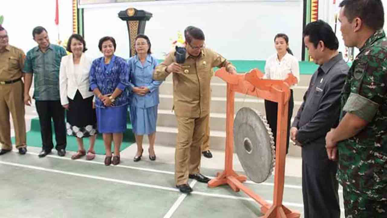Pemukulan gong oleh Bupati Faduhusi Daely menandai dibukanya Musrenbang RPJMD Kabupaten Nias Barat (Foto: FB)