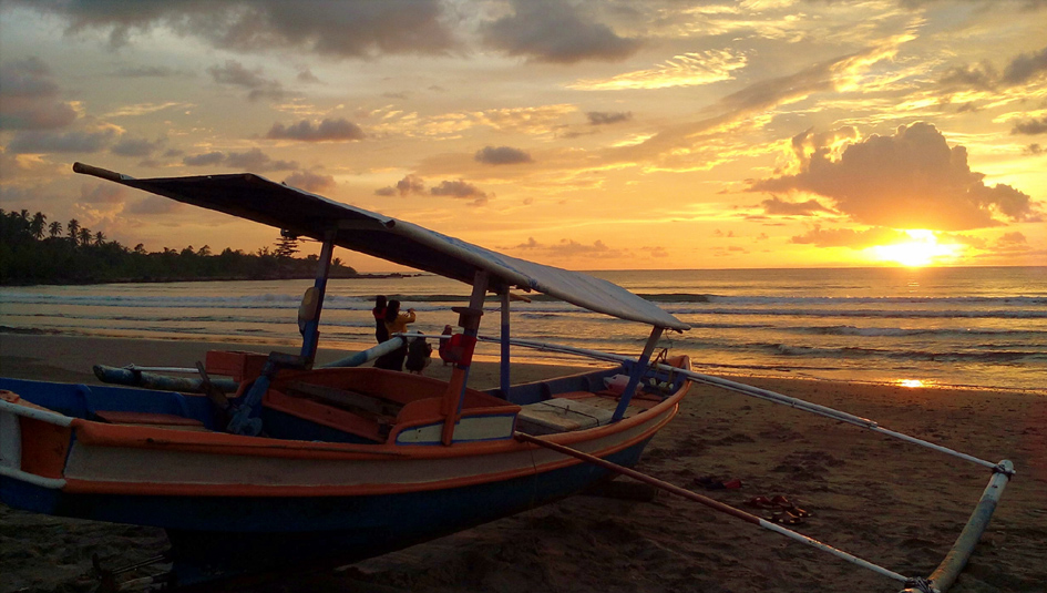 Pemandangan matahari tenggelam di Pantai Indah Sirombu | Foto: Dinas Pariwisata, Pemuda dan Olahraga Pemkab Nias Barat/Aktivitas Sarumaha.