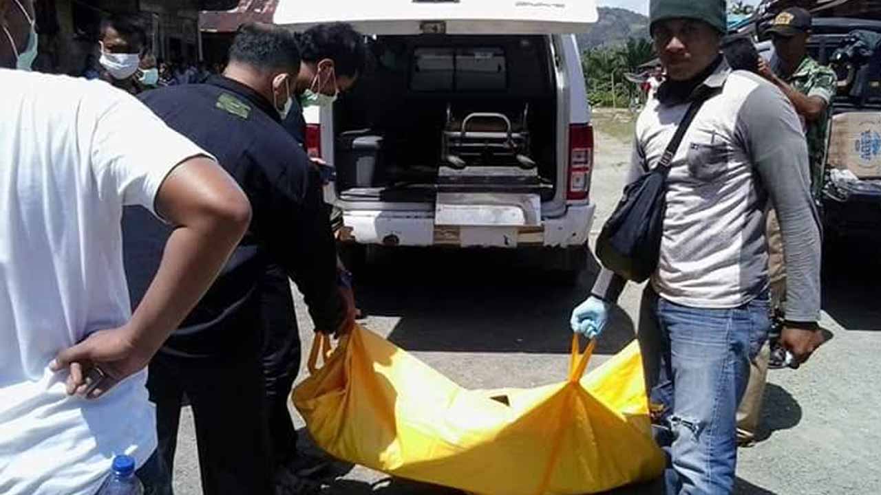 Aparat Polsek Telukdalam sedang mengevakuasi jenazah DL (Foto: FB Suparman Sarumaha)