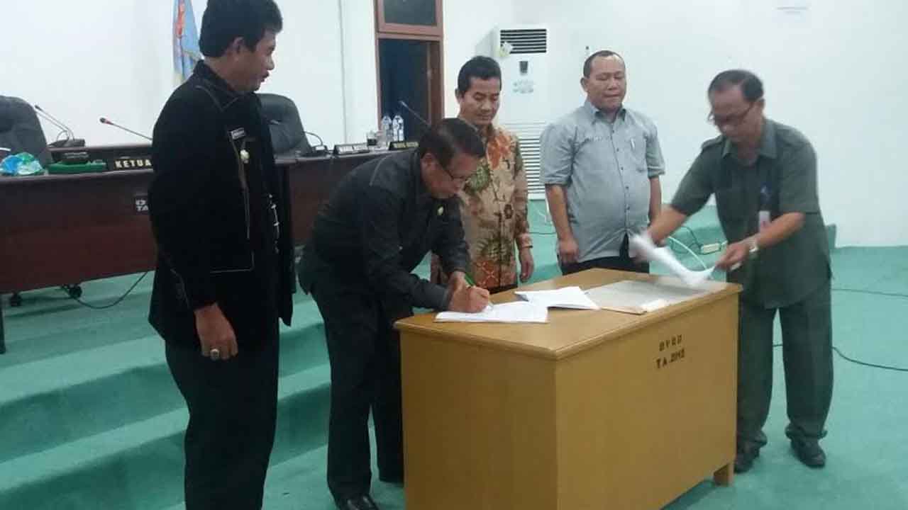 Penandatanganan persetujuan bersama (RPJMD) Kabupaten Nias Barat Tahun 2016-2021 menjadi Perda (Foto: Eksaudin Zebua)