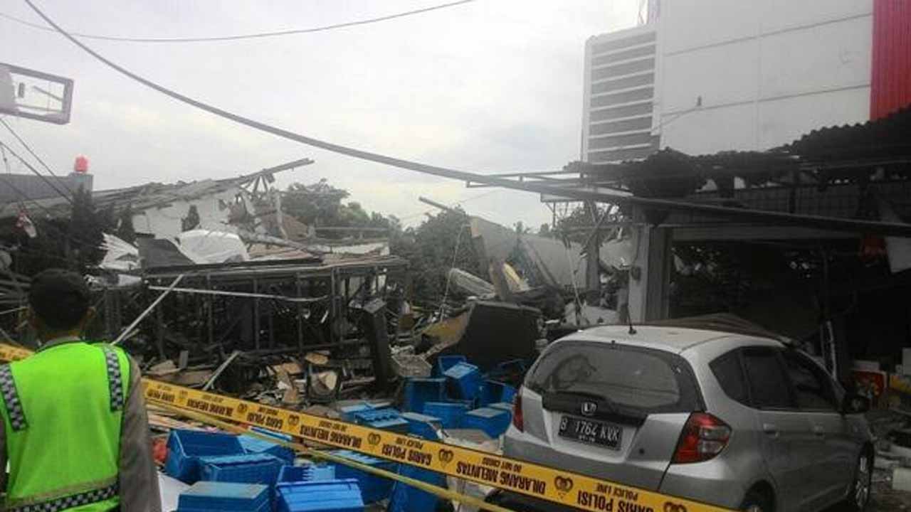 Gedung Pizza Hut Delivery yang hancur total karena ledakan diduga dari tabung gas (Foto: Istimewa)
