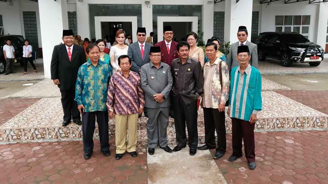 Foto bersama usai pelantikan (Foto: Eksaudin Zebua)