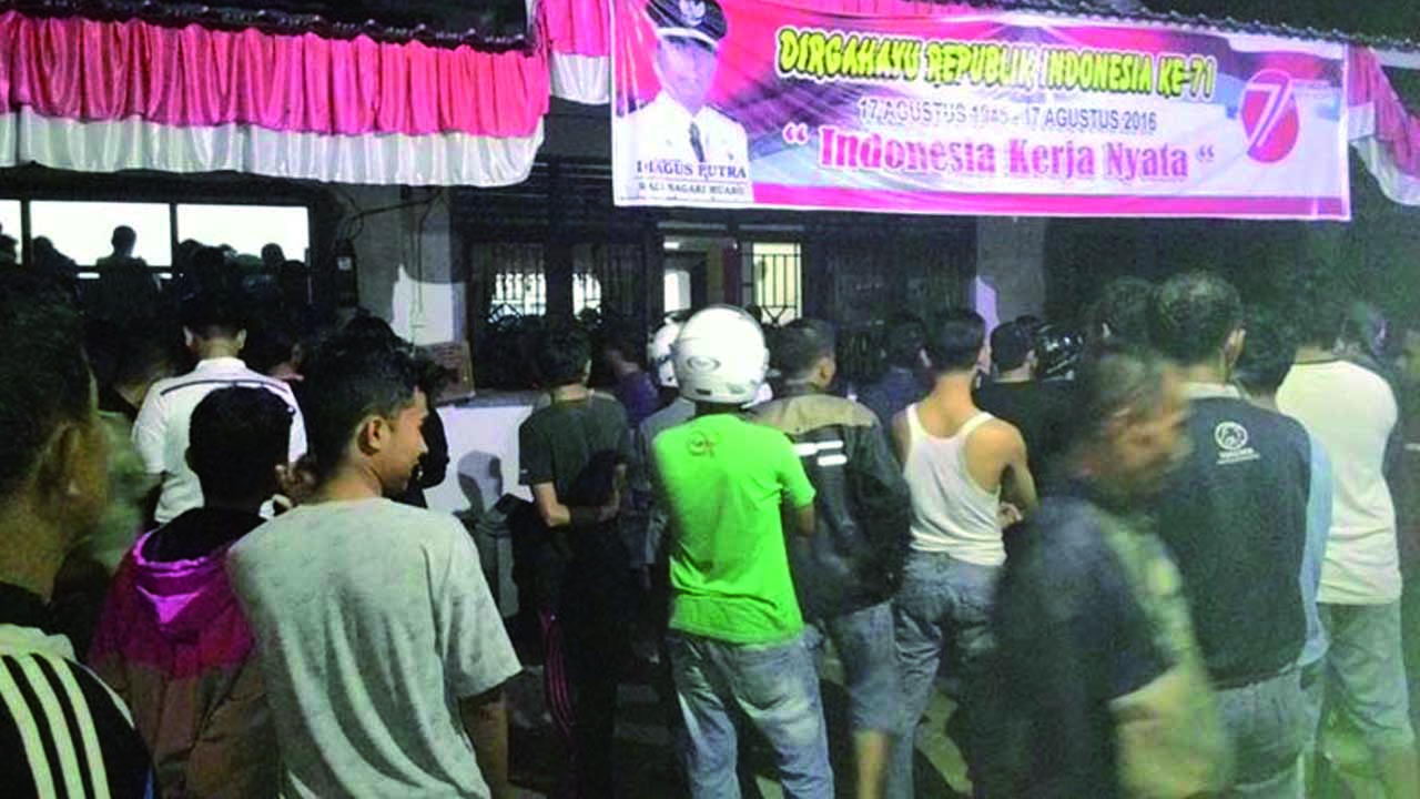 Sejumlah warga memadati kantor wali nagari muaro di Kabupaten Sijunjung melihat Ketua DPRD Sijunjung yang ditangkap warga karena berbuat mesum (Foto: Haluan)