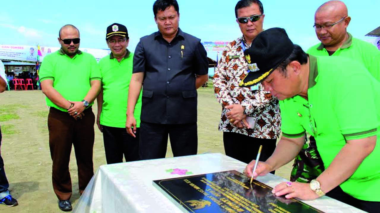 Drs Sokhiatulo Laoli menandatangani Prasasti Program Pengembangan SDA Kawasan Pedesaan (Foto Berkati Ndraha)