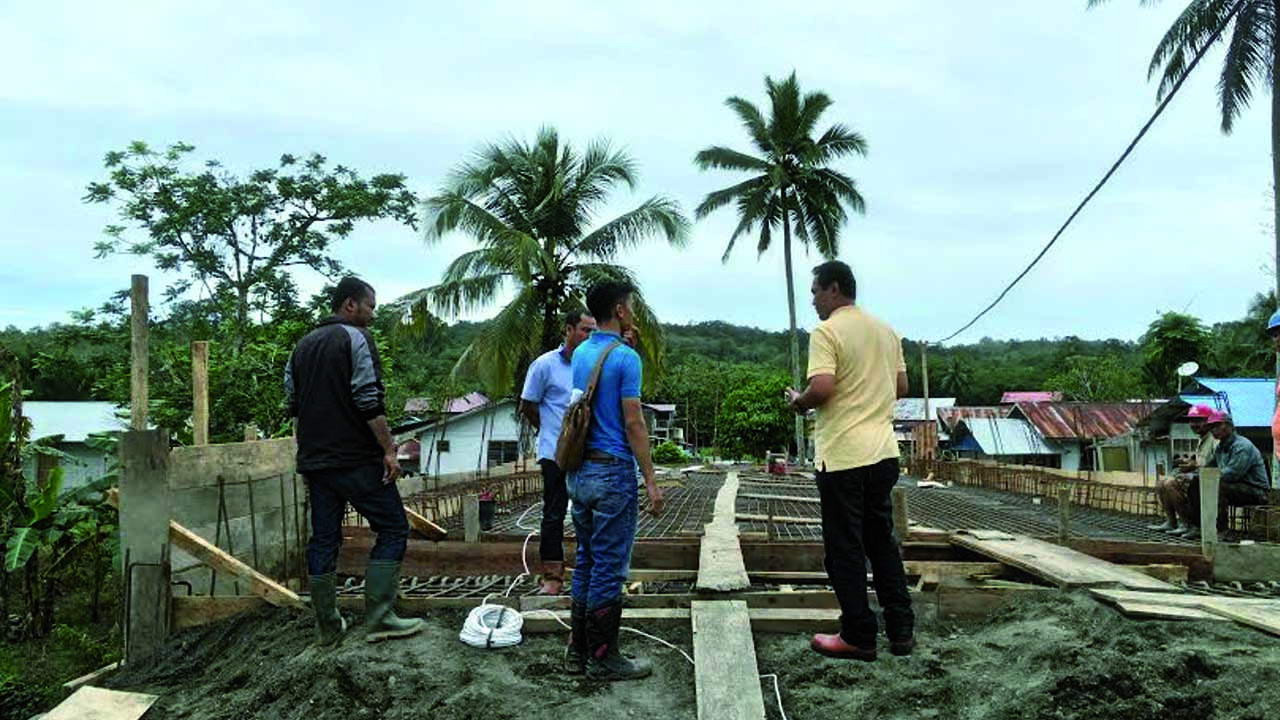 Kadis PU Yusuf Nakhe (baju kuning) memantau pelaksanaan pengecoran lantai Jembatan Gambu di Desa Tu'indrao, Kecamatan Amandraya (Foto: Wilson Loi)