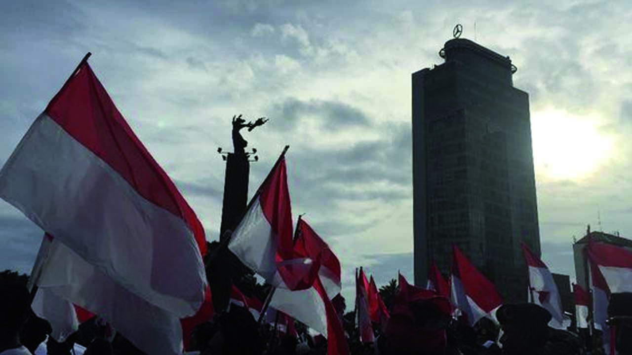 Massa Parade Bhinneka Tunggal Ika mulai memadati kawasan Bundaran HI Jakarta. Bendera Merah Putih memenuhi kawasan tersebut. (Foto: CNN Indonesia/Aulia Bintang)