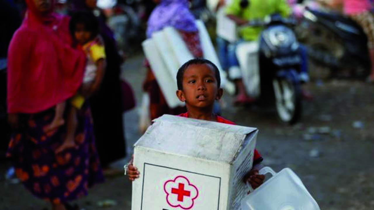 Seorang anak korban gempa di lokasi pengungsian (Foto: Reuters)