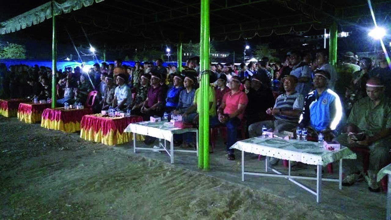 Nobar di Lapangan Orurusa Telukdalam (Foto: Wilson Loi)