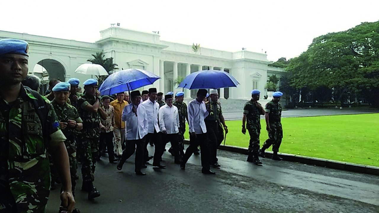 Jokowi-JK ditemani Wiranto dan Luhut B. Panjaitan berjalan kaki menuju Monas (Foto: Bagus Prihantoro/dtc)