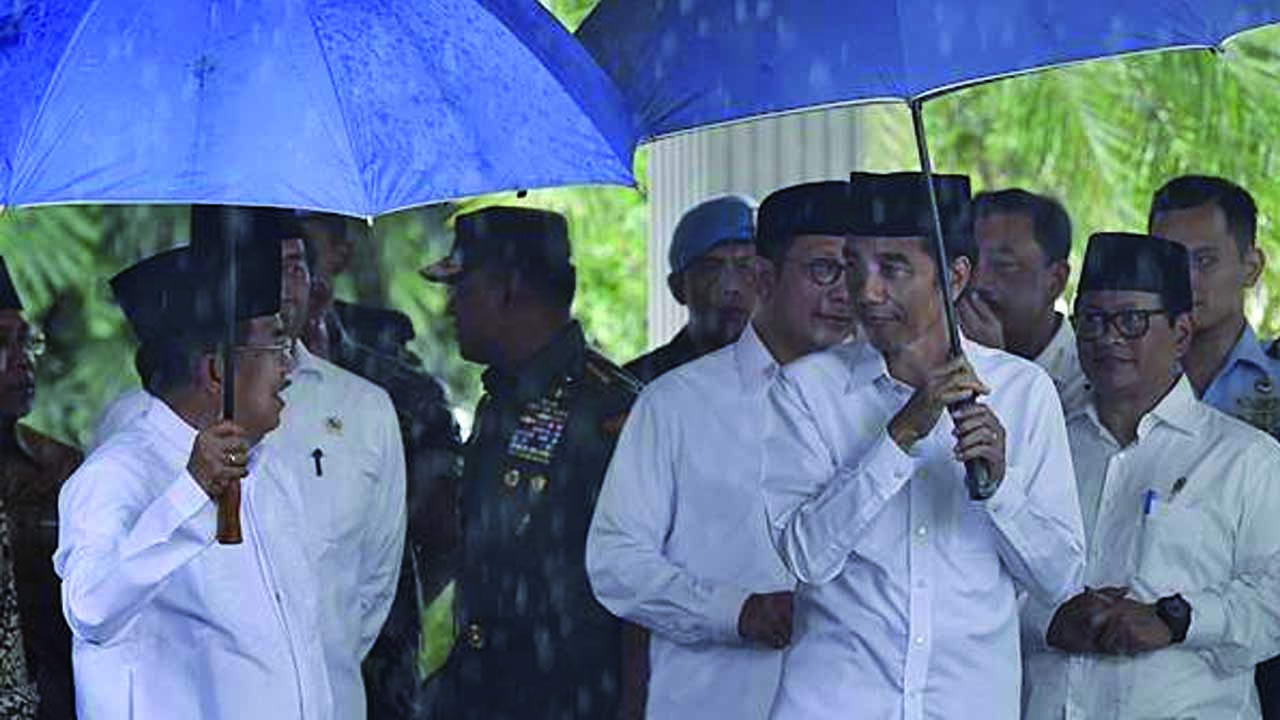 Presiden Joko Widodo didampingi Wakil Presiden Jusuf Kalla bersiap menuju Lapangan Silang Monas untuk melaksanakan shalat Jumat di Jakarta, Jumat (2/12/2016). (Foto: Antara/Puspa Perwitasari) 
