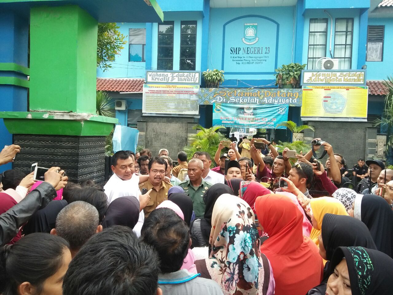 Kapolsek Cipondoh Bubarkan Para Demonstran SMPN 23  Suara 